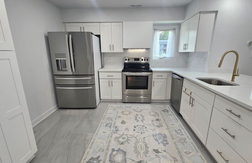 Bayview Casa | Beachfront 2BD+Den: DirectAccess|FencedYard|DogsOK