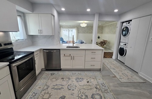 Bayview Casa | Beachfront 2BD+Den: DirectAccess|FencedYard|DogsOK