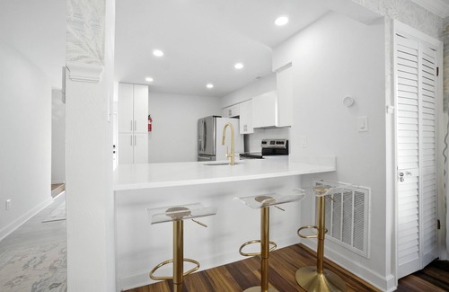 Bayview Casa | Beachfront 2BD+Den: DirectAccess|FencedYard|DogsOK