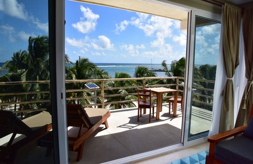 Mahahual Apartamento | Apartamento frente al Mar con Terraza & Club Playa