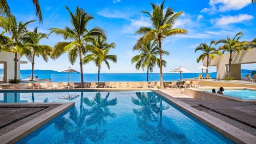 Las Glorias Apartamento | Beachfront 2BR Condo - Resort Pools & Scenic Balcony Views