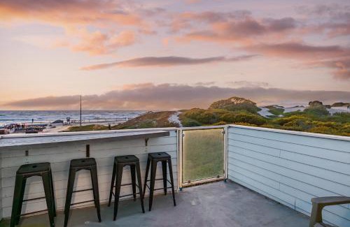 Oceano Casa | Beachfront 2BR w Deck Views Direct Sand Access Strand Way A