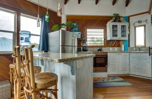 Caribbean Way Apartamento | Beachfront 3-Bed, Pool, Kayaks, Perfect for Groups