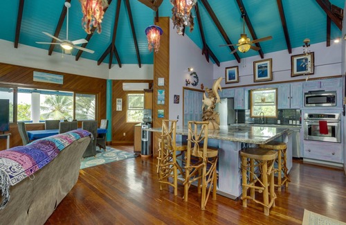 Caribbean Way Apartamento | Beachfront 3-Bed, Pool, Kayaks, Perfect for Groups