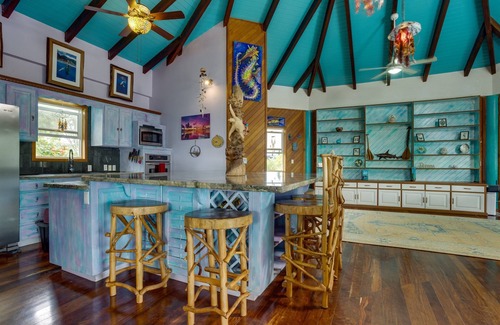 Caribbean Way Apartamento | Beachfront 3-Bed, Pool, Kayaks, Perfect for Groups