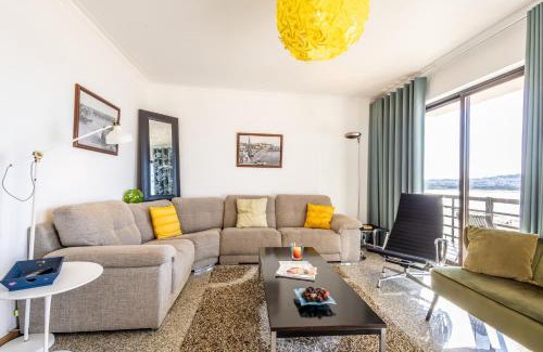 Sao Martinho do Porto Apartamento | Beachfront 3bdr apt on Marginal Boulevard