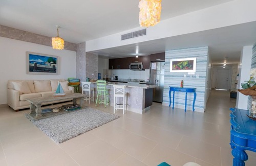 Juan Dolio - El Pueblo Apartamento | Beachfront| 3BR| King Bed| Full Kitchen| 170m²