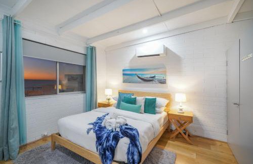 Quinns Rocks Casa | Beachfront 3BR Home with Stunning Ocean Views