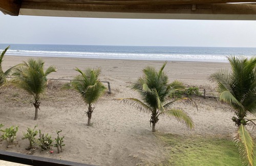 Barra de Santiago Casa | 4 habitaciones con AC y 3 baños para una gran vacación frente al mar y cocotal.