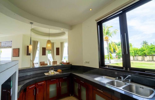 Tukad Mungga Villa | Villa Familiar de 4 Habitaciones Frente a la Playa en Lovina, Bali