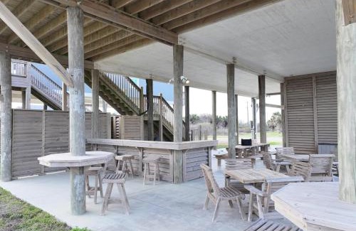 Port Bolivar Casa | Beachfront 4BR - Tiki Bar, Yard Games, Smart TVs, Pets