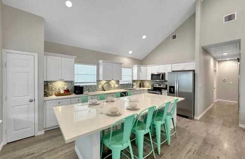 Port Bolivar Casa | Beachfront 4BR - Tiki Bar, Yard Games, Smart TVs, Pets