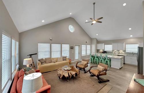 Port Bolivar Casa | Beachfront 4BR - Tiki Bar, Yard Games, Smart TVs, Pets