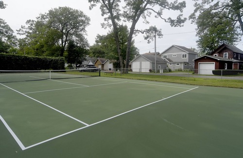 Sylvan Beach Casa | OFERTA ESPECIAL $ 250 / noche: frente a la playa, casa de 5 habitaciones con cancha de tenis / pickle-ball