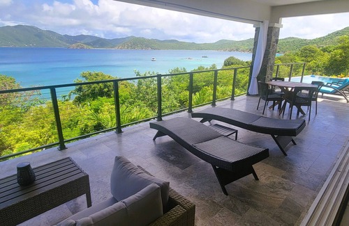 Estate Hansen Bay Villa | BEACHFRONT 5 BEDROOM VILLA–POOL, SOLAR, PRIVATE