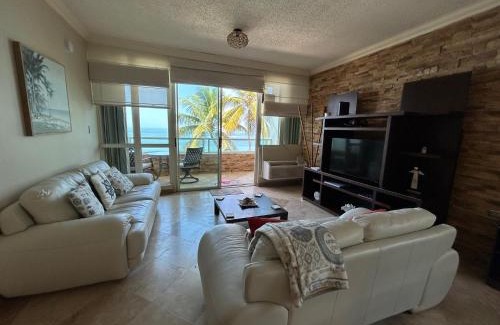 Stella Apartamento | Beachfront 5th floor at Pelican Reef