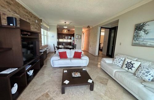 Stella Apartamento | Beachfront 5th floor at Pelican Reef