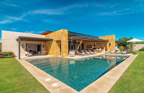 San José del Cabo Villa | Beachfront 6BR Luxury Villa in RC West Enclave!