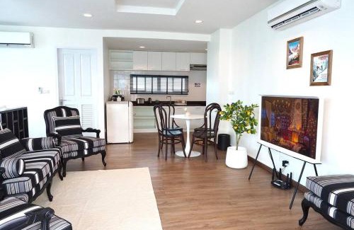 Ban Bang Saen Apartamento | Beachfront 70 sqm Premier Sea View and Pool View Family Room FREE DISNEY PLUS