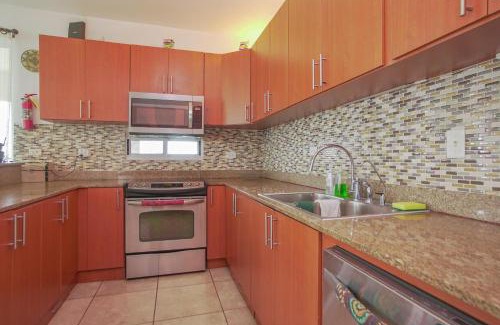 Guayabo Apartamento | Beachfront 7th floor unit at Mar Azul