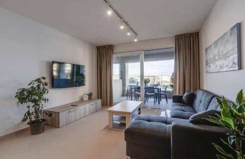 Għadira Apartamento | Beachfront 9ten11 Maisonette W Terrace By Homely