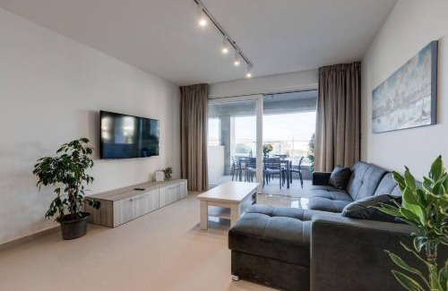 Għadira Apartamento | Beachfront 9ten11 Maisonette W Terrace By Homely