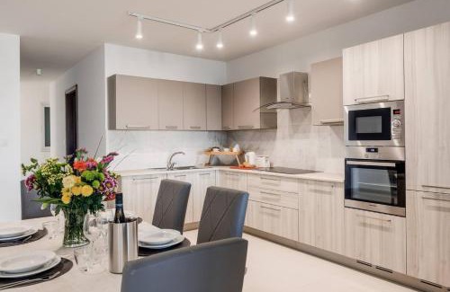Għadira Apartamento | Beachfront 9ten11 Maisonette W Terrace By Homely