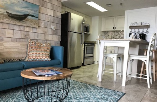 Cherry Grove Beach Condominio | 😎Condominio 1BR-1BA actualizado frente al mar con ascensor / piscina / W & D / balcón grande