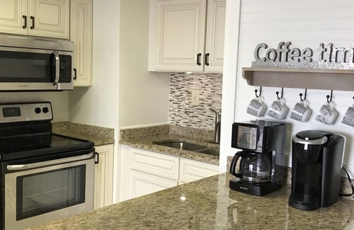 Cherry Grove Beach Condominio | 😎Condominio 1BR-1BA actualizado frente al mar con ascensor / piscina / W & D / balcón grande