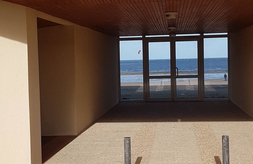 Bernieres-sur-Mer Apartamento | Apartamento en primera línea de playa con amplio balcón orientado al sur
