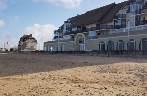 Bernieres-sur-Mer Apartamento | Apartamento en primera línea de playa con amplio balcón orientado al sur
