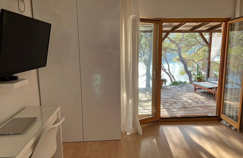 Zirje Apartamento | Beachfront Apar.in a Pine Forest With Covered Terrace of 50 m2 and Large Jacuzzi