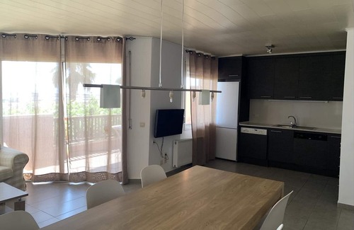 Torredembarra Apartamento | Apartamento frente al mar con terraza, piscina, aire acondicionado y parking en Torredembarra
