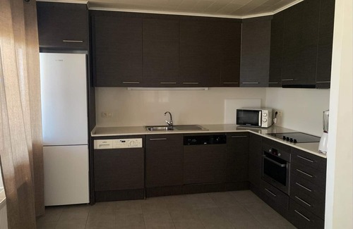 Torredembarra Apartamento | Apartamento frente al mar con terraza, piscina, aire acondicionado y parking en Torredembarra