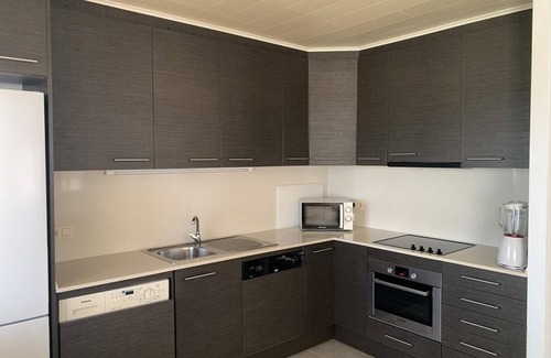 Torredembarra Apartamento | Apartamento frente al mar con terraza, piscina, aire acondicionado y parking en Torredembarra