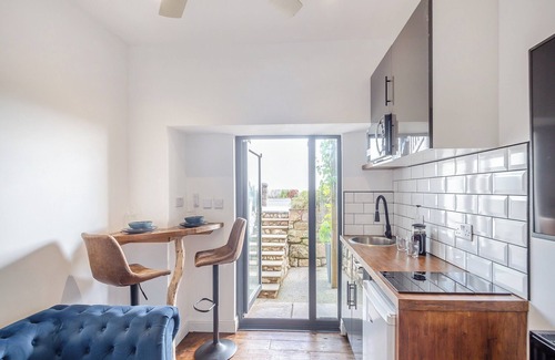 Colwyn Bay Cabaña | Beachfront Apartment