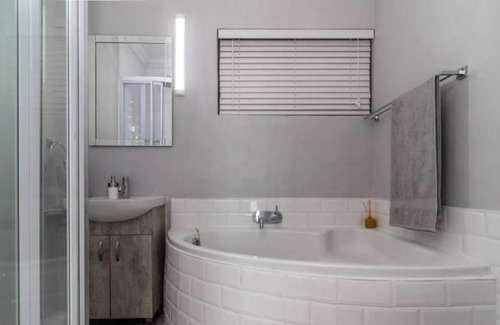 Amanzimtoti Apartamento | Beachfront apartment with amazing sea views and direct beach access.