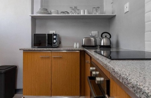 Amanzimtoti Apartamento | Beachfront apartment with amazing sea views and direct beach access.