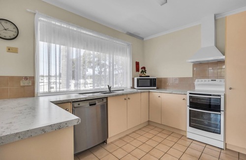 Sapphire Coast Apartamento | Beachfront Apartments: Upstairs Fishpen
