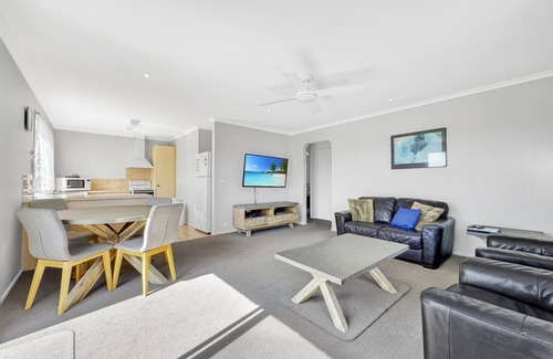 Sapphire Coast Apartamento | Beachfront Apartments: Upstairs Fishpen