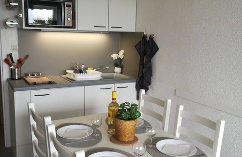 Frontignan Apartamento | Beachfront apartment with pool, air conditioning and wifi