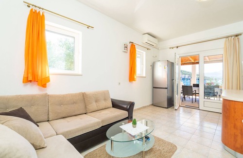Dubrava Apartamento | Beachfront Apartment house Hon with pool
