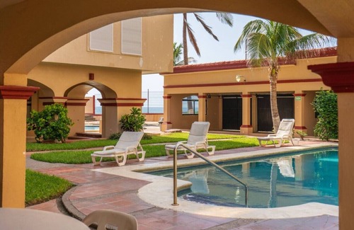 Marina Mazatlán Apartamento | Beachfront apartment with pool in Cerritos