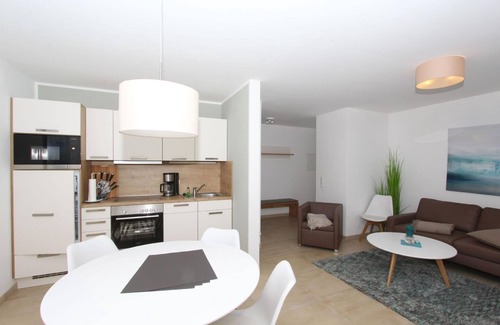 Moenchgut Peninsula Apartamento | Beachfront apartment with terrace, use of swimming pool and sauna - Rex Rugia apartment 13-2