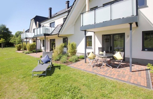 Moenchgut Peninsula Apartamento | Beachfront apartment with terrace, use of swimming pool and sauna - Rex Rugia apartment 13-2