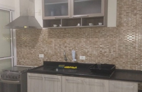 Vila Alzira Apartamento | Frente a la playa de Asturias, tiene capacidad para 8 personas, 3 dormitorios, 2 baños, 2 plazas de aparcamiento.