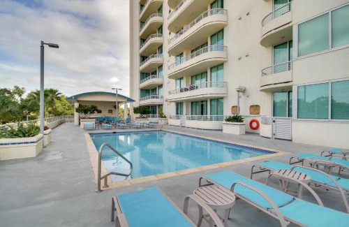 Biloxi Apartamento | Beachfront Biloxi Condo Balcony and Community Perks