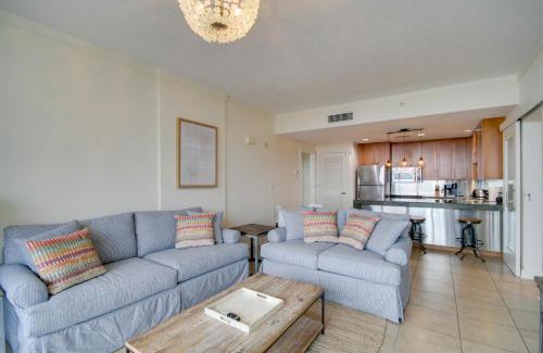 Biloxi Apartamento | Beachfront Biloxi Condo Balcony and Community Perks
