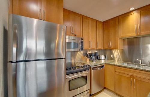 Biloxi Apartamento | Beachfront Biloxi Condo Balcony and Community Perks