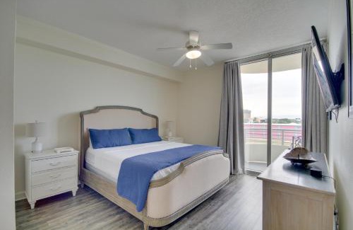 Biloxi Apartamento | Beachfront Biloxi Condo Balcony and Community Perks